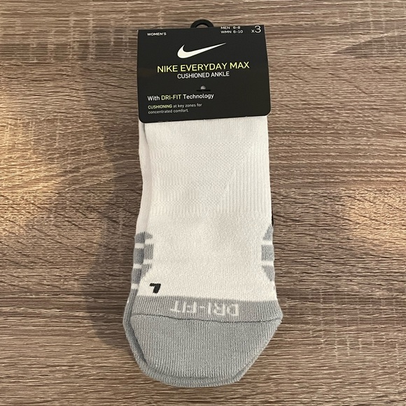 Nike Accessories - NWT Women’s Nike Everyday Max Cushioned Ankle Pack of 3 Socks